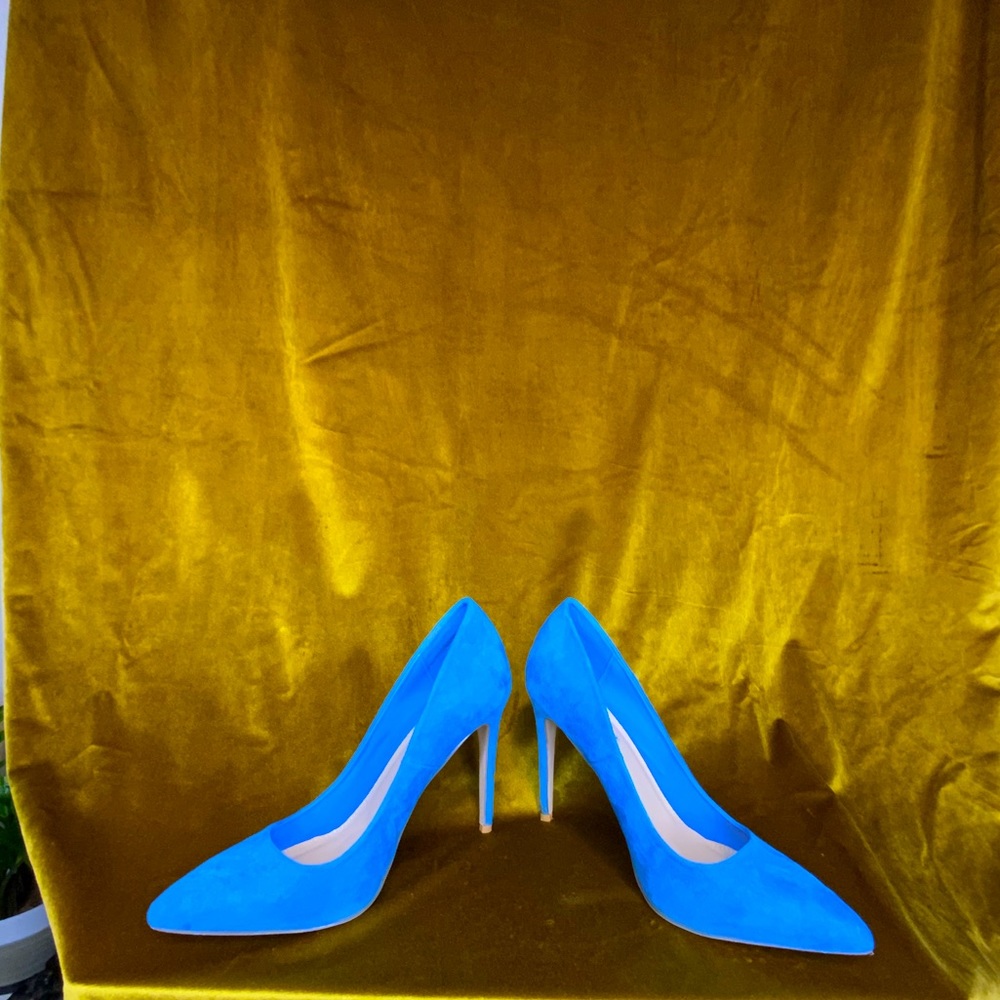 Blue pumps